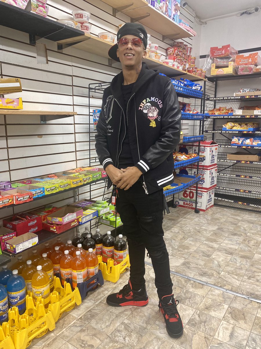 solidyunginn_'s tweet photo. ask me if I’m still selling bags you know it 
 got the money I don’t even gotta show it 
mike amiri jeans holding my blower 
 &amp; I like to fuck they mind I know what I’m doing! 🏚 https://t.co/2VrnwjNBuq