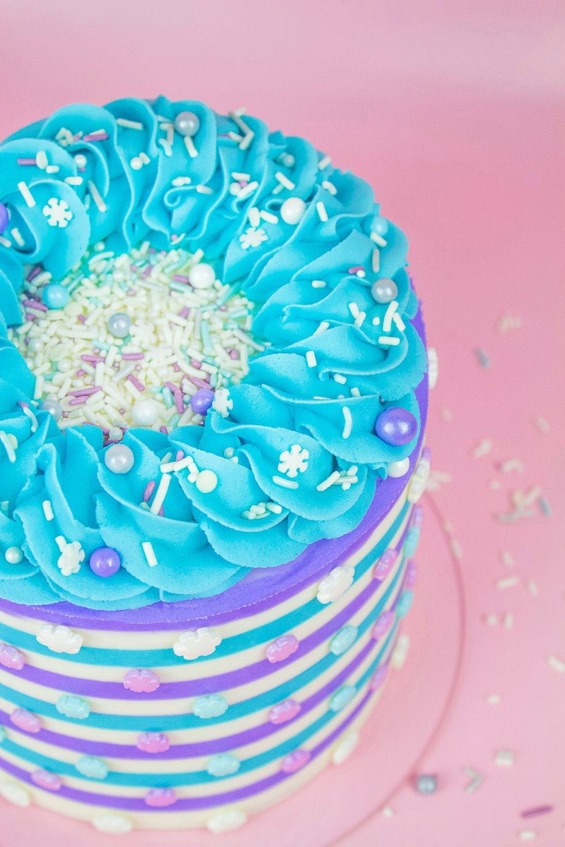 Sweets_Treats's tweet photo. Loving this winter themed stripe cake complete with our Snow Queen sprinkles and Snowflake candies. How pretty are these colors together?! ❄️
#ShopSweetsandTreats #sprinkles #wintercake #frozencake #frozenparty
SNOW QUEEN SPRINKLES: https://t.co/lx1MpccGVn https://t.co/VjuammY4Q4