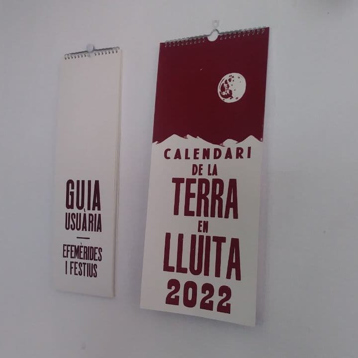 HeuraNegraVKK's tweet photo. Avui, nit de lluna plena, volem recomanar-vos el Calendari de la Terra de @Col_lectiuBauma. Una proposta de repensar el temps i reivindicar les nostres celebracions.

Perquè no acceptar el ritme de vida que ens imposa aquest sistema de merda també és una forma de fer la revolució https://t.co/1kfGfha38A