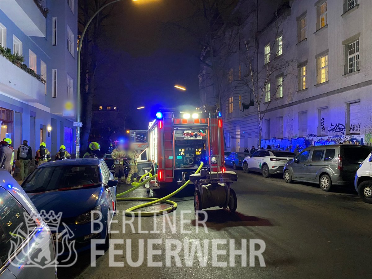 Einsatzfahrzeug mit angeschlossenen Druckschläuchen vor der Einsatzstelle