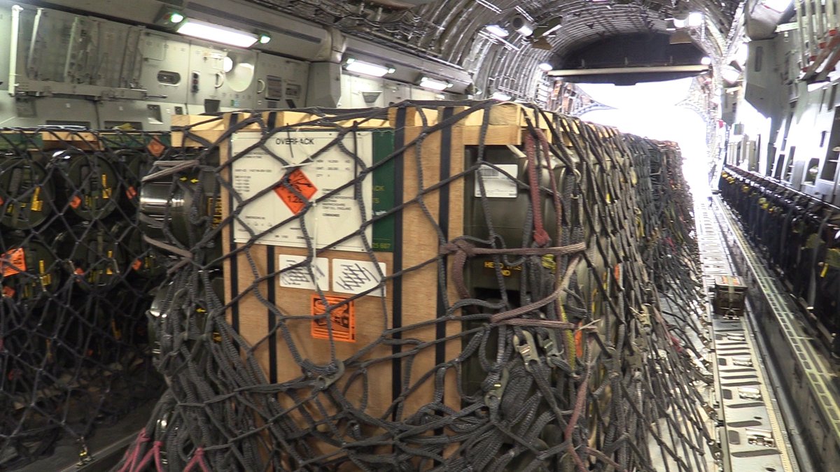 IAPonomarenko's tweet photo. 🇺🇦Ukraine's Defense Ministry confirms it has already received a shipment of "light anti-tank weapons" provided by 🇬🇧United Kingdom.
Congrats, folks!
RAF's Boeing C-17s were indeed carrying NLAWs to Kyiv last night. https://t.co/9LmFfEHk1j