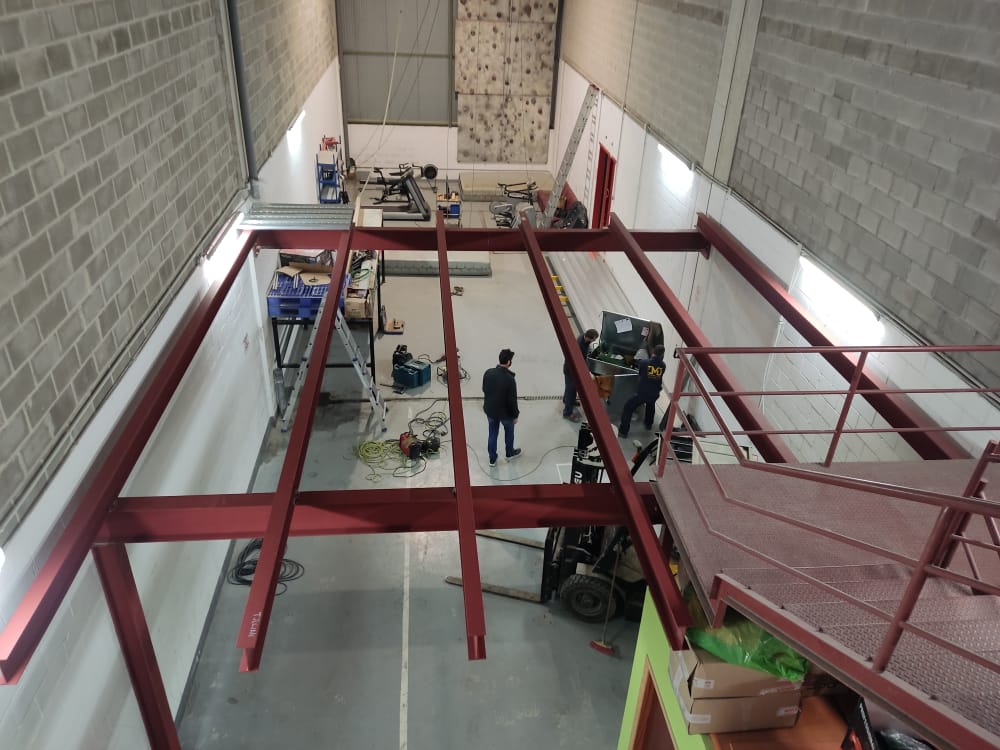 En la jornada de hoy han dado comienzo las obras de mejora de las instalaciones de protección civil Camargo.
Un compromiso del equipo de gobierno de nuestro ayuntamiento con la agrupación voluntarios que nos va a dotar de vestuarios y un mejor aprovechamiento de las instalaciones