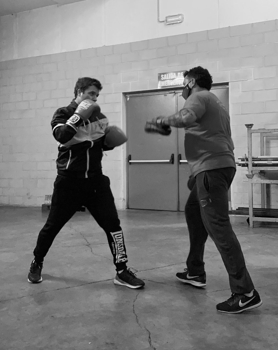 _danielmartin_'s tweet image. Esto es lo que he hecho antes de salir a cantar en esta gira. Después de 20 años tomándome un vino o unos gin tonics antes de salir a cantar, a veces varios, este año he encontrado la manera que me hace salir con aplomo, seguridad y sin nervios, con mariposas,