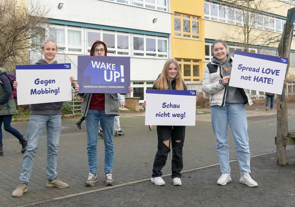 Gemeinsam gegen #Cybermobbing! Diese Woche stärken @o2de, <a href="/FSM_de/">FSM e.V.</a> &amp; <a href="/YAEZagency/">YAEZ GmbH</a> die Kompetenzen von rund 150 Berliner Schüler:innen. Im Rahmen der Anti-Cybermobbing Initiative WAKE UP! lernen sie, Cybermobbing zu erkennen und damit umzugehen. bit.ly/3rrhdVO <a href="/PohlandLukas/">Lukas Pohland</a>