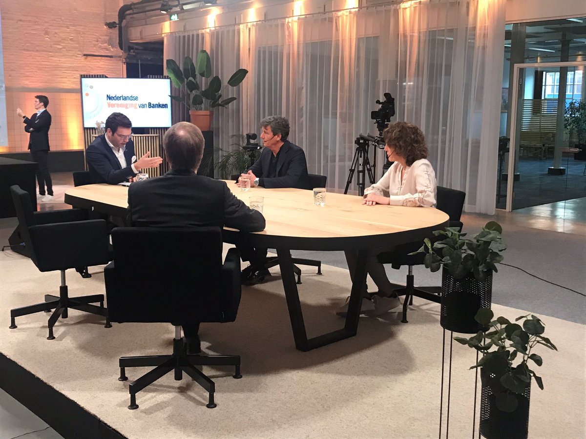U gaat meer van ons horen. Banken willen nog meer betekenen voor de samenleving. Dat beloofde NVB-vz Medy der Laan op nieuwjaarsevent. Bekijk op nvb.nl impressie vh gesprek met @JaccoVonhof <a href="/MKBNederland/">mkb nederland</a>, Bart Joosen <a href="/VUAmsterdam/">Vrije Universiteit Amsterdam (inactief)</a> &amp; Femke de Vries #TweetvdDag