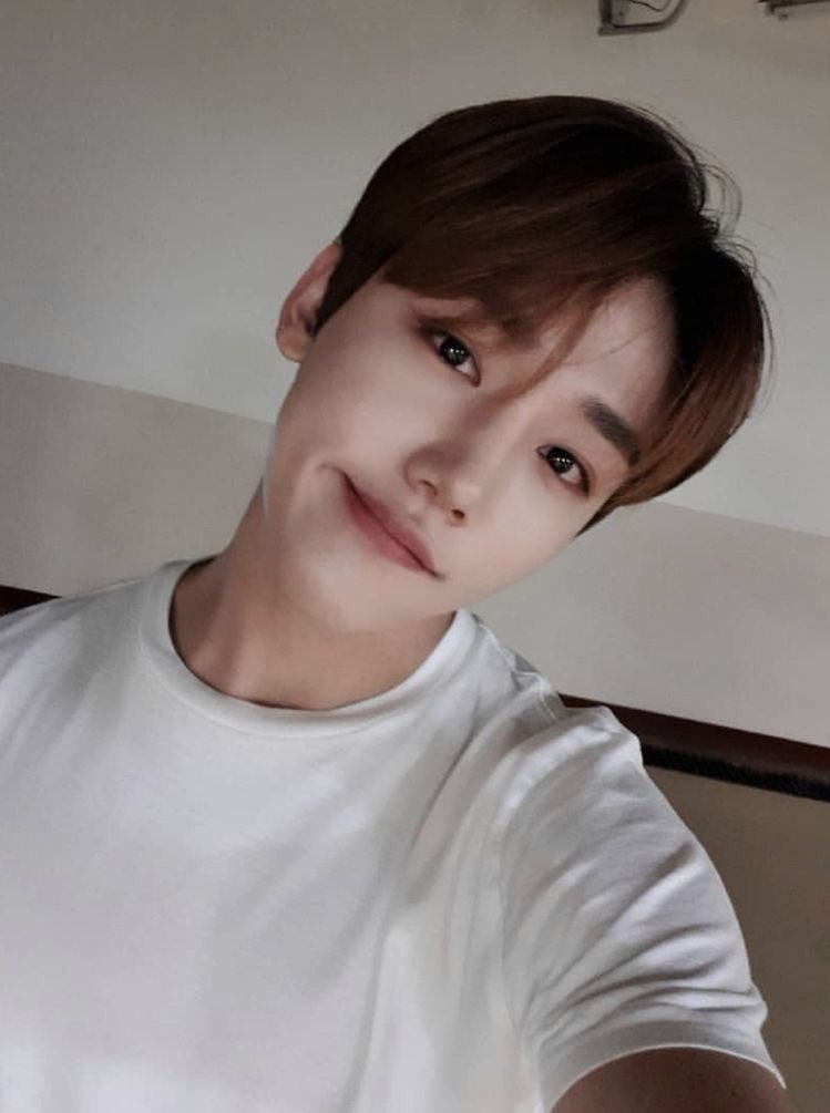 jangjunpabo's tweet photo. i remember saving this selca for like 23 times on my camera roll https://t.co/rOmaHBvg89
