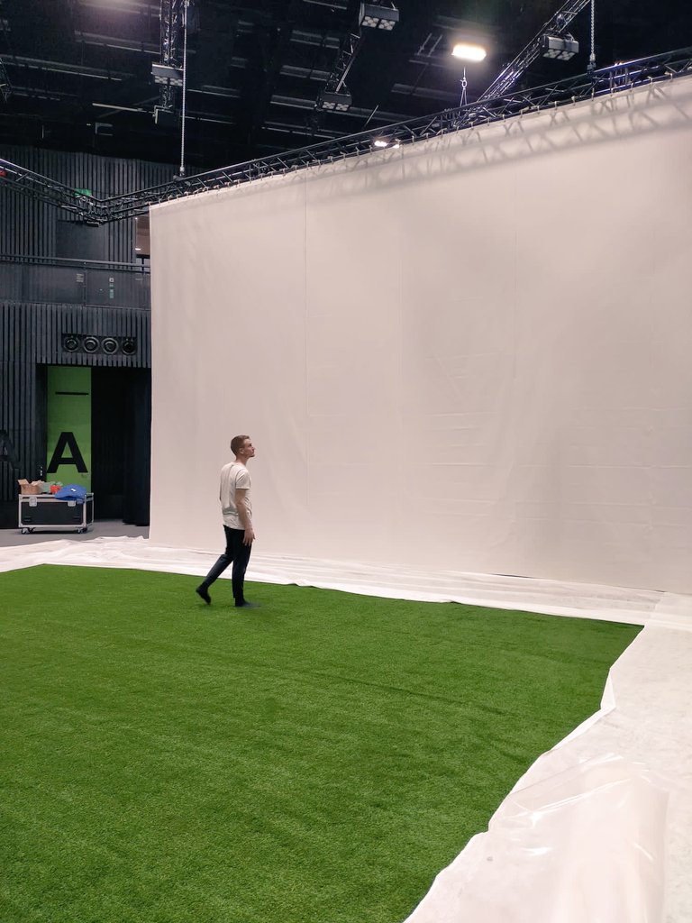 REGEN_Study's tweet photo. Turfs down, screens up, and starting to calibrate our landscape projections 🤯🥳📽🏞 @likahassiotis @PearlPlace_ @CUBIC_UCL @UCLPsychiatry https://t.co/daIYaeTCpJ
