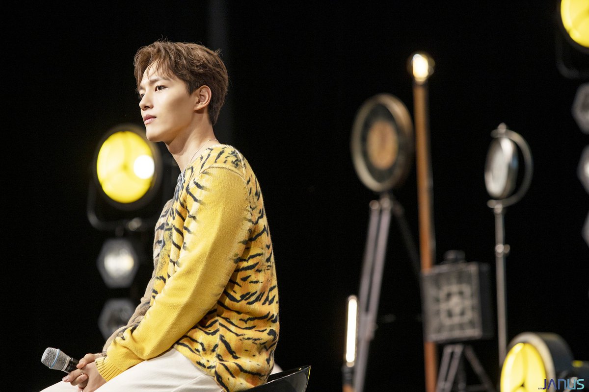 YEOJlNGO's tweet photo. 191231 Yeo Jingoo FanMeeting 🐯🐾
#MemoryLine #Moonlight
#여진구 #YeoJinGoo https://t.co/LApBxpTpey
