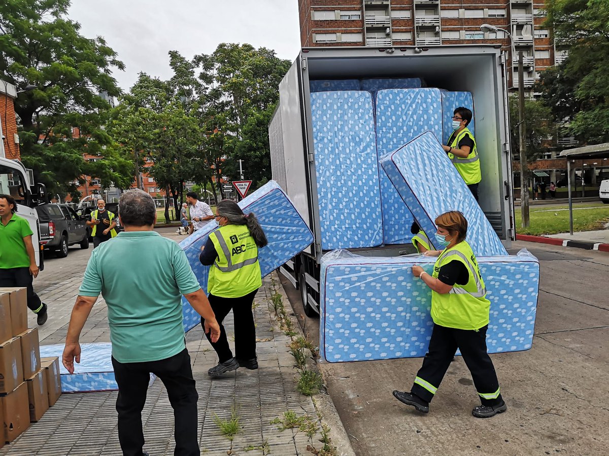 montevideoIM's tweet photo. Ya está en marcha el operativo para dar apoyo a las familias damnificadas por las inundaciones. 

Entregaremos colchones y kit de limpieza en distintos barrios de la ciudad. https://t.co/s5WWhVbIJv