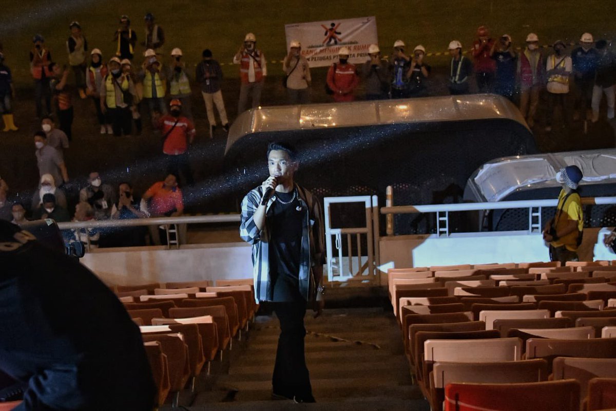 aniesbaswedan's tweet photo. Sesudah Fadly, Piyu dan Nidji menjajal sound system di Jakarta International Stadium, kini giliran Afgan yang check sound - check venue di JIS.

Menurut teman-teman, siapa lagi yang harus kita undang untuk menjajal #StadionKita? 

https://t.co/rTMupLhTz5 https://t.co/Kzx5aVYUL9