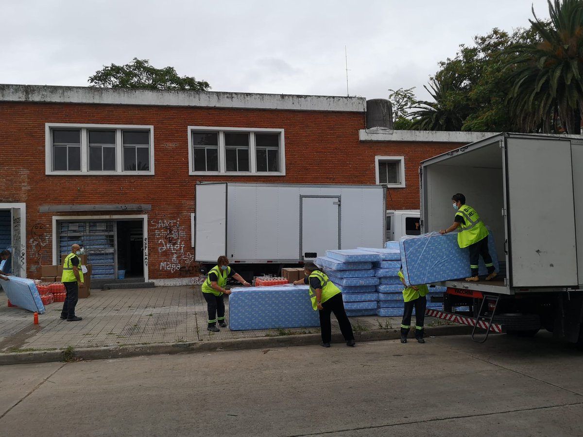 montevideoIM's tweet photo. Ya está en marcha el operativo para dar apoyo a las familias damnificadas por las inundaciones. 

Entregaremos colchones y kit de limpieza en distintos barrios de la ciudad. https://t.co/s5WWhVbIJv