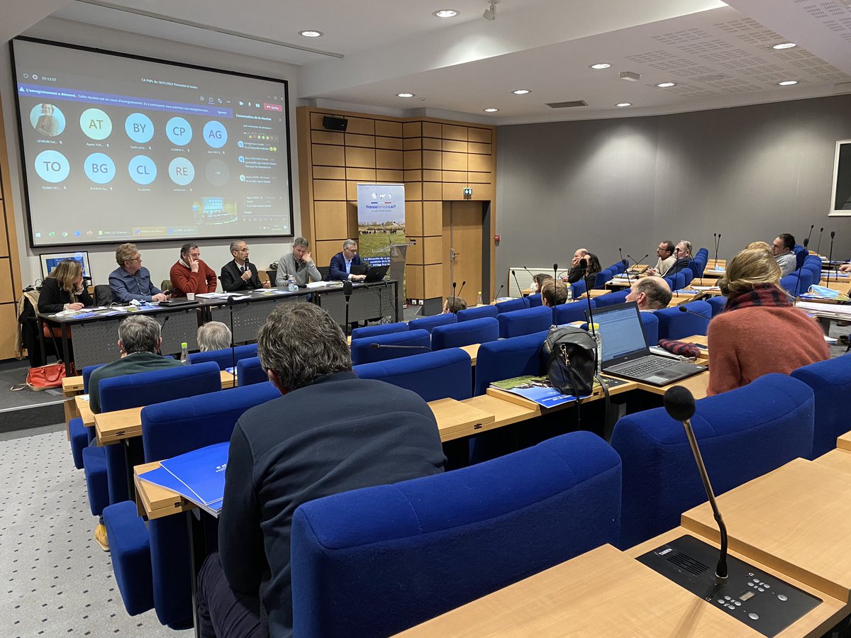 FNPLait's tweet photo. Conseil d’administration de la FNPL version mixte visio/présence. Discussions passionnées sur le prix du lait payé aux éleveurs. Respect intégral de la loi #EGA2 sans délais. #tolerancezero. #transparenceGMS. https://t.co/vO6Npdx58J