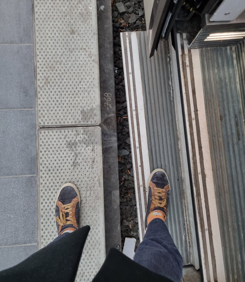 Ich stehe hier im Bahnhof der <a href="/DB_Bahn/">Deutsche Bahn Personenverkehr</a> , direkt am eisernen Vorhang des Transport-Wahnsinns: Wo mein rechter Fuß ist kann ich Zug fahren, wo mein linker Fuß steht ist Bahnsteig UND KANN NICHT MITFAHREN. Stoppt endlich  diesen Unsinn.