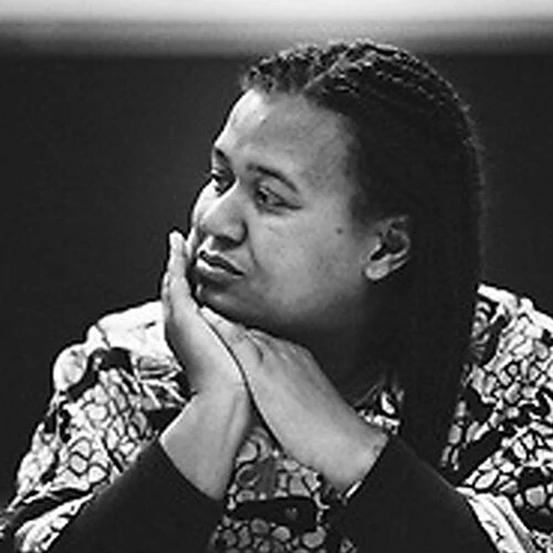 QwinOfSheba's tweet photo. 3. Elinor Batezat is consumed with so much jealousy that Lindiwe Sisulu did better than the charlatan and convenient gender activist that she is. Sisulu was there in the trenches with children, women and those affected by the July unrest. Where was @ElinorSisulu? Shameless quack! https://t.co/eTXnj83vQY