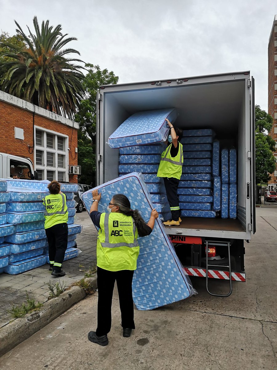 montevideoIM's tweet photo. Ya está en marcha el operativo para dar apoyo a las familias damnificadas por las inundaciones. 

Entregaremos colchones y kit de limpieza en distintos barrios de la ciudad. https://t.co/s5WWhVbIJv