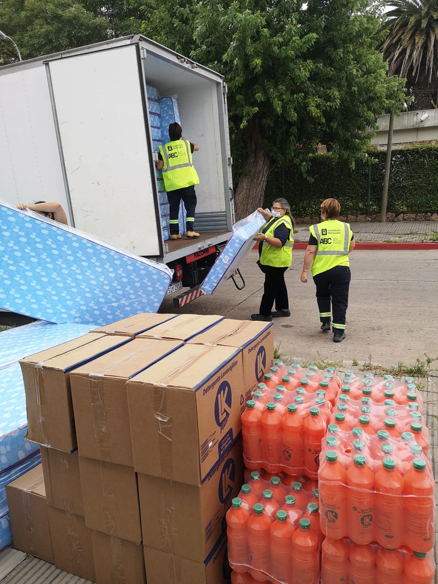 montevideoIM's tweet photo. Ya está en marcha el operativo para dar apoyo a las familias damnificadas por las inundaciones. 

Entregaremos colchones y kit de limpieza en distintos barrios de la ciudad. https://t.co/s5WWhVbIJv