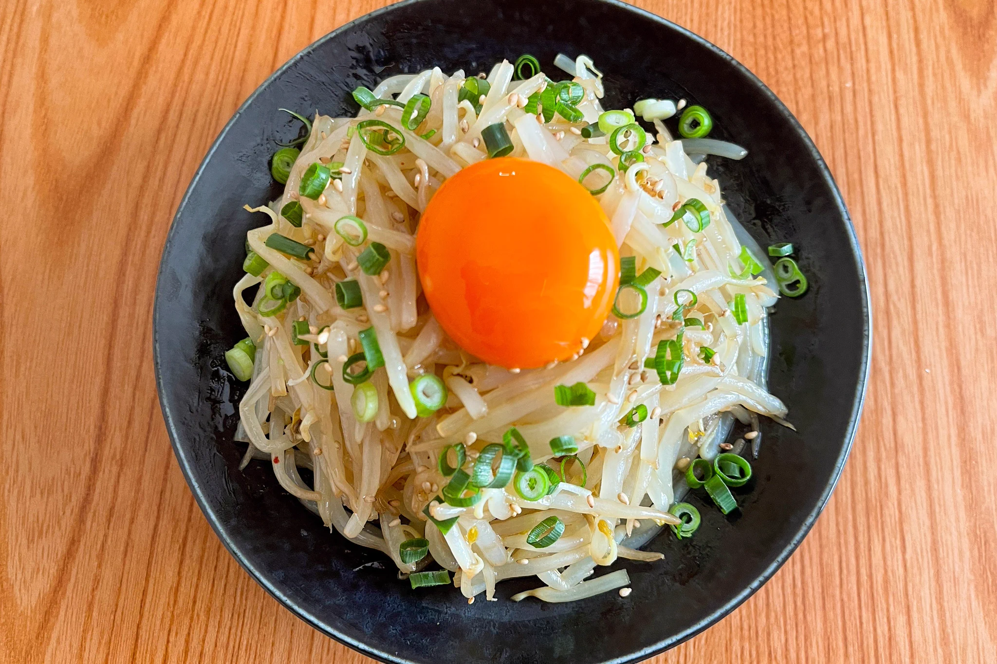 もやしと調味料で作れるからお手軽！ユッケ風の味付けが美味しそうな「もやし」レシピ！