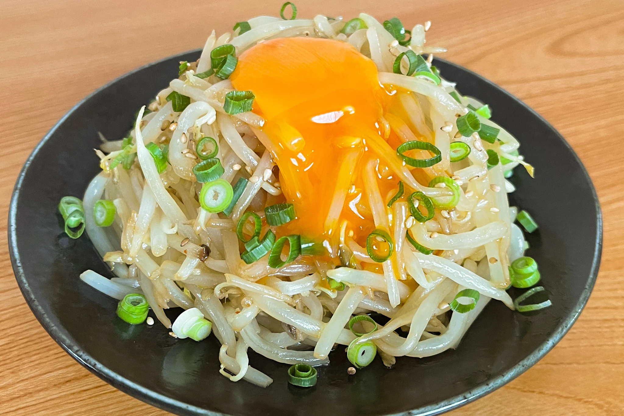 もやしと調味料で作れるからお手軽！ユッケ風の味付けが美味しそうな「もやし」レシピ！