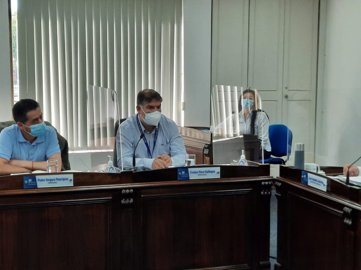 AraucaniaSur's tweet photo. 📍🏢 Director de SSAS, René Lopetegui y directora del #CAPLC, Andrea Catalán; dan cuenta del funcionamiento, prestaciones y primer mes del servicio de #Urgencia del establecimiento ante Concejo Municipal de #PadreLasCasas. https://t.co/V80bfxZs1j