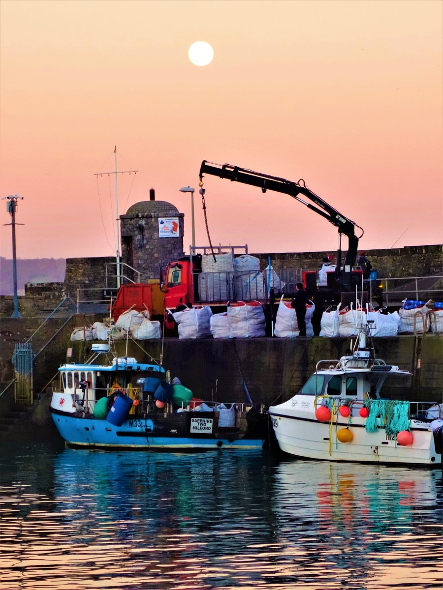 Last night's #WolfMoon over Saundersfoot Bay.
<a href="/DerekTheWeather/">Derek Brockway - weatherman</a> <a href="/Ruth_ITV/">Ruth_TV</a> <a href="/kelseyredmore/">Kelsey Redmore</a> <a href="/Sue_Charles/">Sue Charles</a> <a href="/ChrisPage90/">Chris Page - Weatherman</a> <a href="/behnazakhgar/">Behnaz</a> <a href="/MikeDoyleComedy/">Mike Doyle</a> <a href="/carolvorders/">Carol Vorderman</a> <a href="/ThePhotoHour/">#ThePhotoHour</a> <a href="/StormHour/">#StormHour</a>  <a href="/SabrinaJayneLee/">Sabrina Lee</a> <a href="/BBCWthrWatchers/">BBC Weather Watchers</a> <a href="/itvweather/">ITV Weather</a> <a href="/ItsYourWales/">It's Your Wales</a> #TravelTuesday