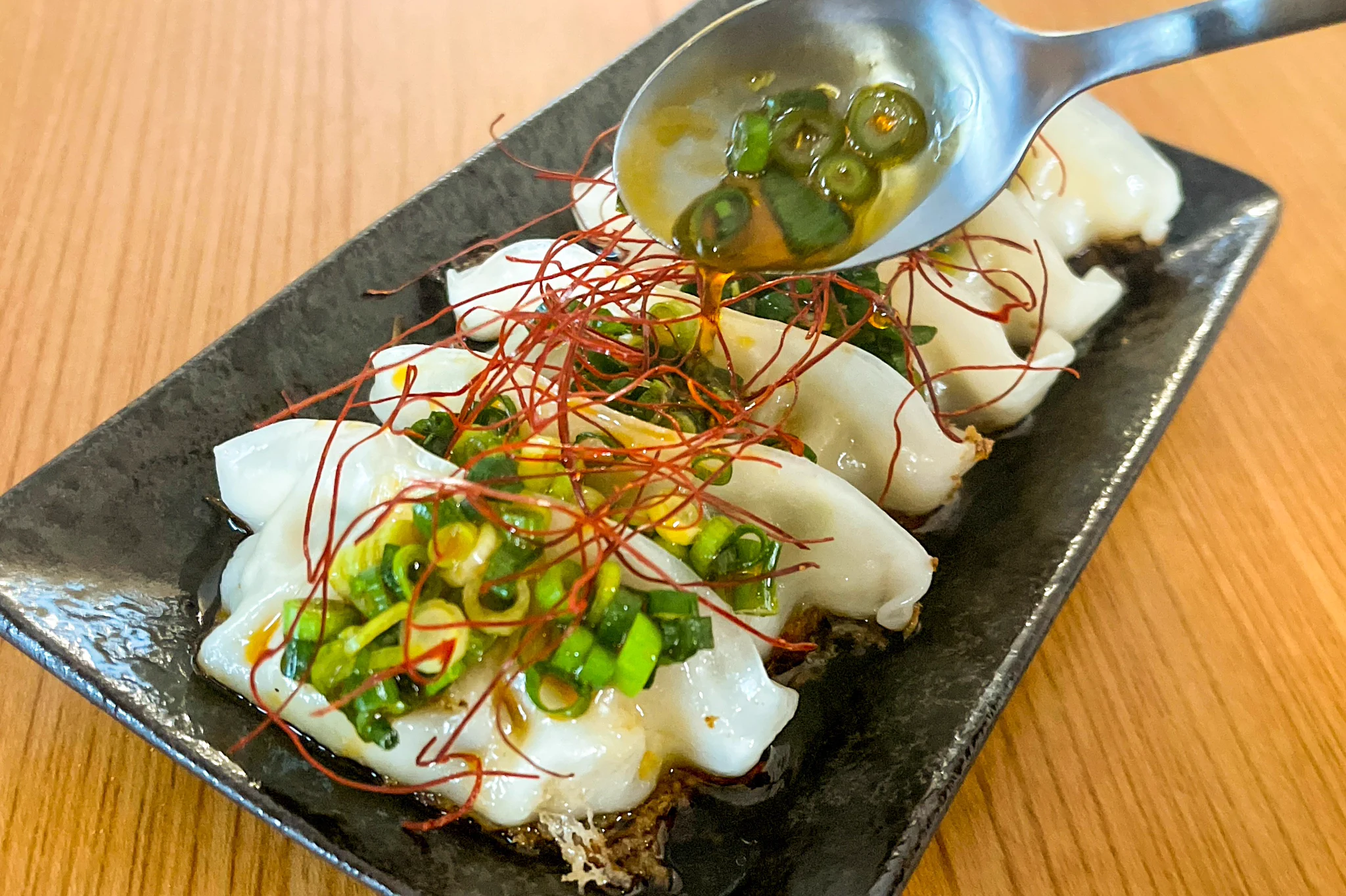 特製のネギだれで、より一層美味しく食べられそう！「冷凍餃子」のアレンジレシピ！