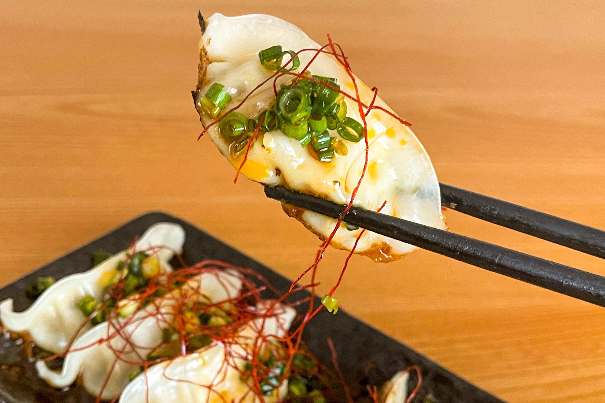 特製のネギだれで、より一層美味しく食べられそう！「冷凍餃子」のアレンジレシピ！