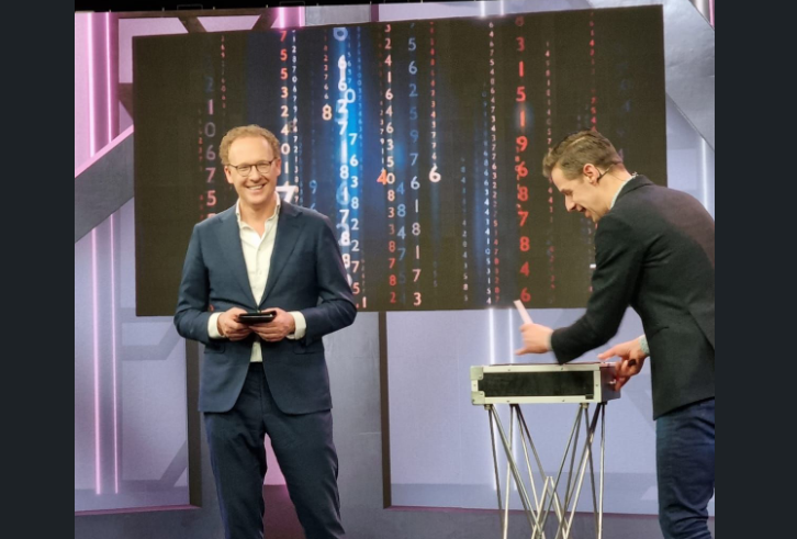 Solvinity's tweet photo. In #ONESolvinity2022 is #security een hot topic. Wij helpen onze klanten weerbaarder te zijn met managed IT services én de diensten van #Securify. Dat beveiliging belangrijk is, blijft uit de act van illusionist Jochem Nooyer, hij ontdekt de pincode van Rens de Jong.... #insync https://t.co/CtFz1rkBLa