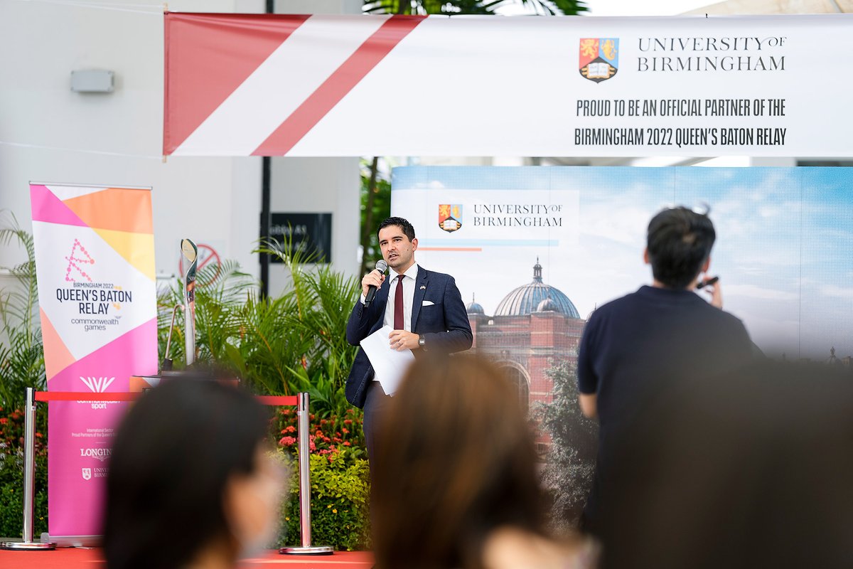 The Queen’s Baton Relay continued its journey in SG ➡️ Rail Corridor ➡️ Singapore Institute of Management, partner campus of University of Birmingham with batonbearers Michelle Sng, Budi Wu, Jen Goh and Ng Hanbin &amp; five UoB alumnus. See pics here: bit.ly/32azT3v #b2022