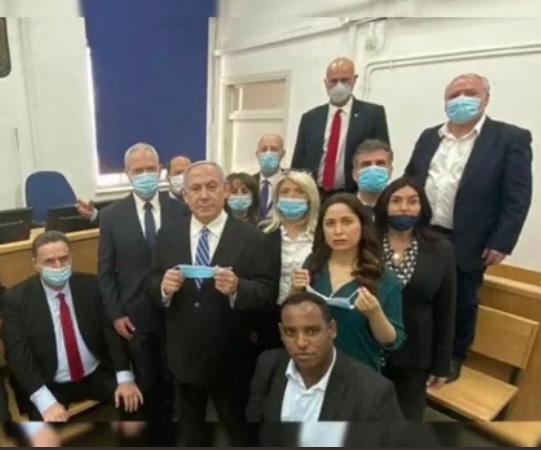 ספרתי. הם 13. המשיח ותריסר השליחים החנפים במופע האימים של <a href="/netanyahu/">Benjamin Netanyahu - בנימין נתניהו</a> בפתח בית המשפט. מי מהחבורה הזו יהיה יהודה איש קריות?