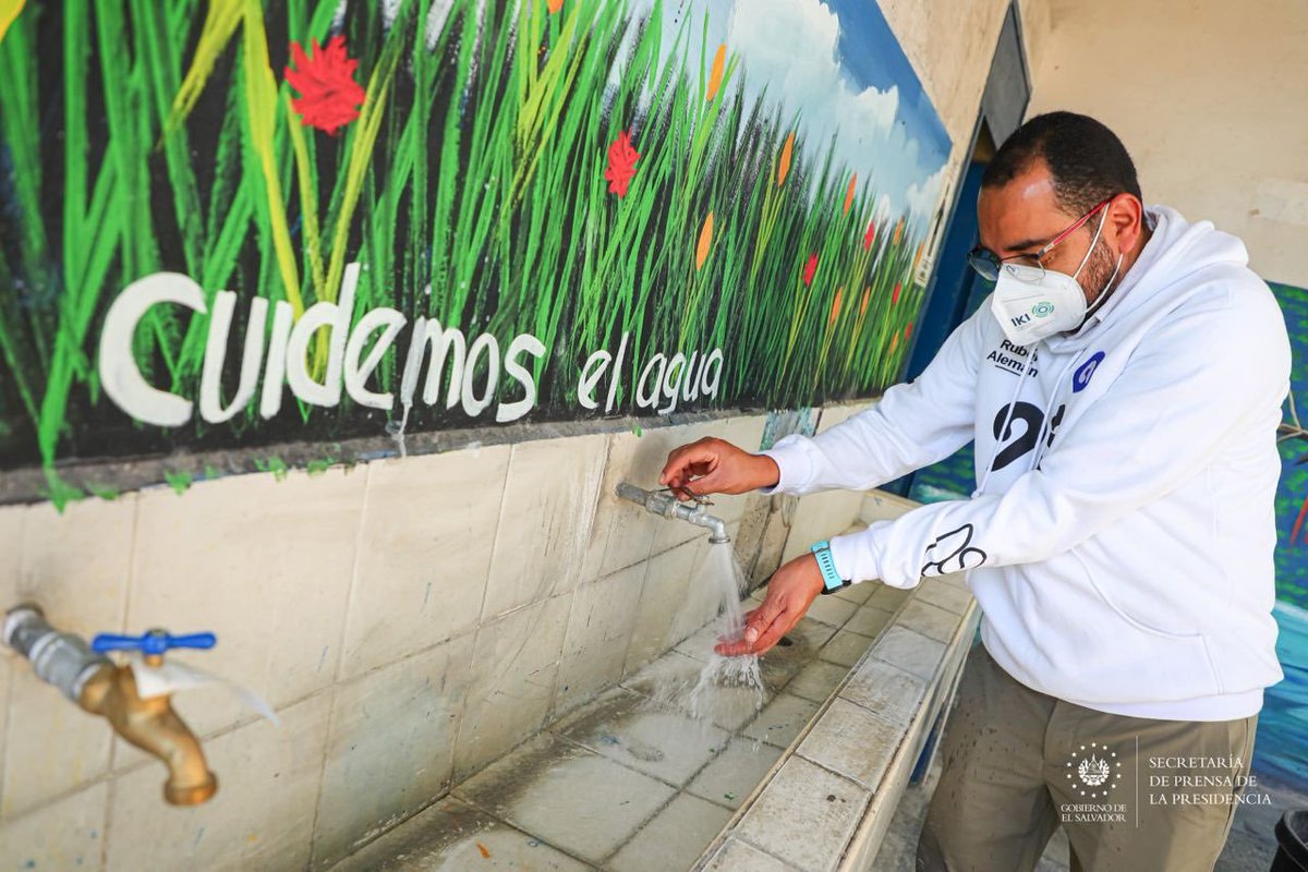 elsalvador's tweet photo. #DePaís Este martes, el presidente de @ANDASV, @RuAleman, visita el municipio de Santiago Texacuangos, en San Salvador, para verificar el abastecimiento de agua potable en el lugar. Lo acompaña Patricia Pérez, edil de @AlcaldiaStx. https://t.co/peEk5UX6x7
