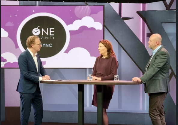 Solvinity's tweet photo. En nu de beurt aan Doreen Riensema en Arjen Van Der Ree bij #ONESolvinity2022. Over kennisdeling, kwaliteit en de post-corona werkplek en hoe we als organisatie samenwerken. Uiteindelijk gaat het erom dat alles #insync is! #greatplacetowork #imhiring #joinourteam https://t.co/MzQXTlqfBA