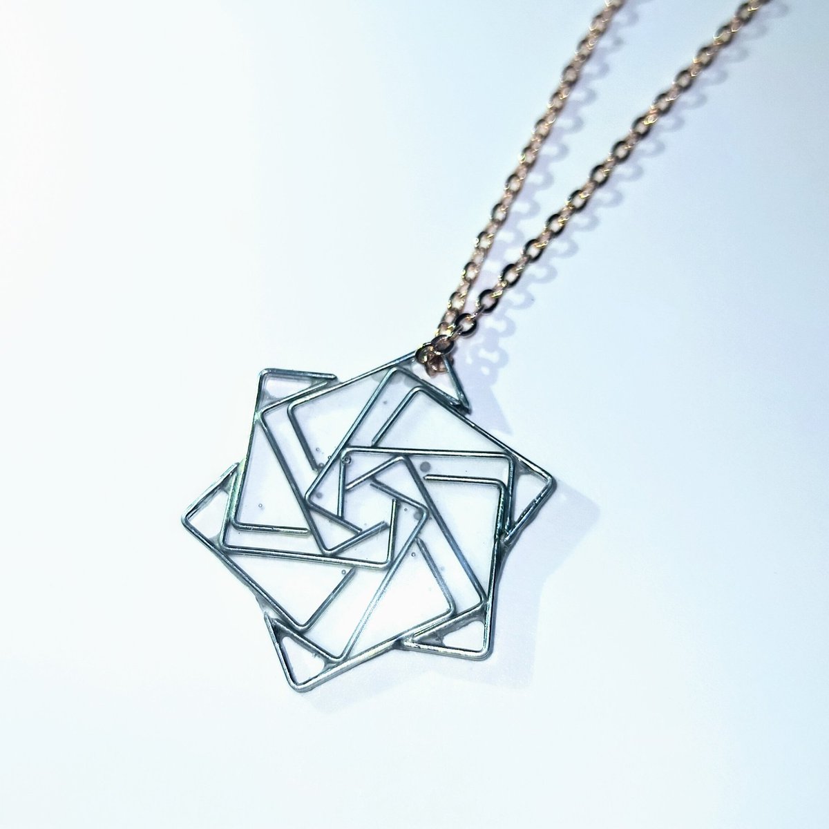 『ホチキスネックレス3』
UVレジン作品

今日でホチキスネックレス3作品目
！
今回はあえて、透明レジンのみを使い、ホチキスの針が主役になるようにしました！
かっこいい（笑）

#ハンドメイドアクセサリー
#ハンドメイド好きさんと繋がりたい