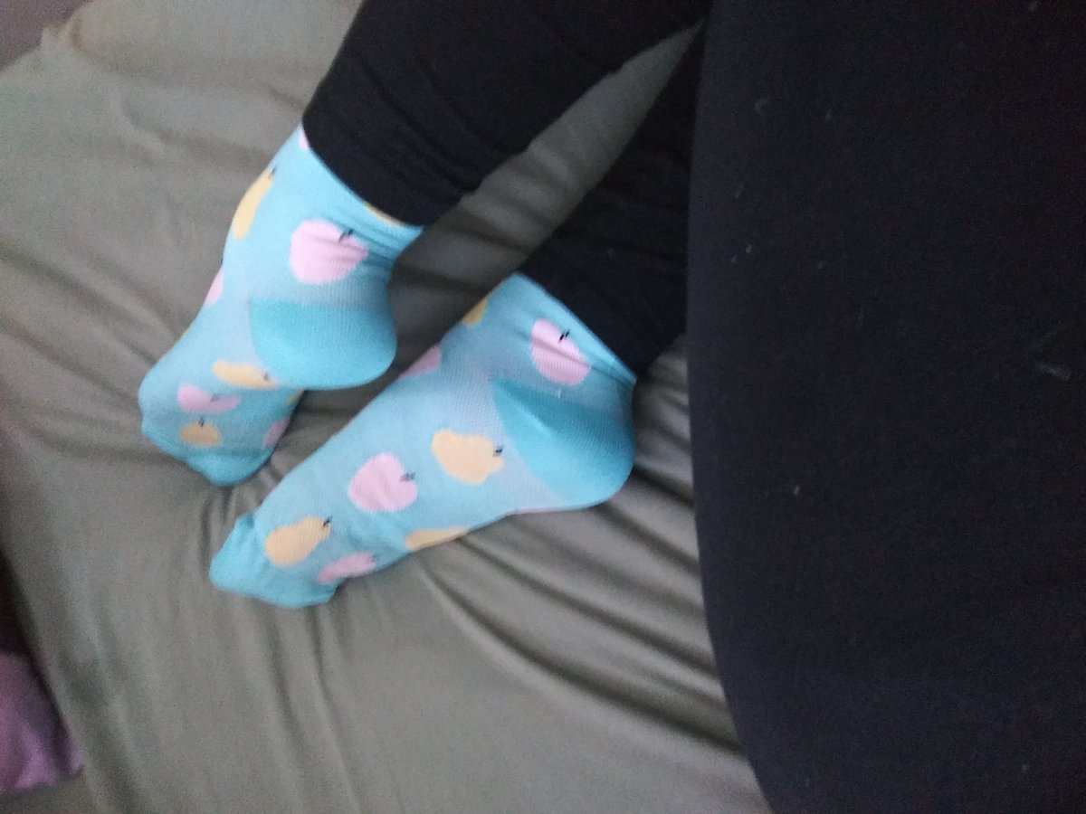 KayleeTreasures's tweet photo. Todays picks, baby blue knee high compression socks, pink apples, yellow pears.
#longsocks #pearsocks #applesocks #compressionsocks #longlegs #SellingContent #homeworkslave #bigfeet #bigfoot #size10feet #ebonyfeet #sockfetish #maturesoles #footslave #buyincontent  #socksaddict https://t.co/k8JI1nmikM