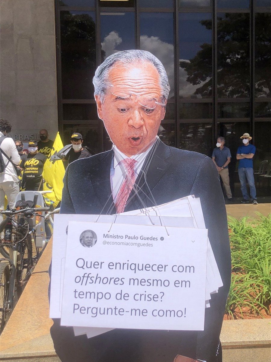 samiabomfim's tweet photo. Agora em Brasília servidores protestam contra o desgoverno de Paulo Guedes e Bolsonaro! Mesmo em meio a essa crise econômica, o governo insiste em não reajustar o salário da categoria, que é direito de TODOS os servidores. Pra eles Offshore, pro trabalhador corte de direitos! https://t.co/buS2exdnDu