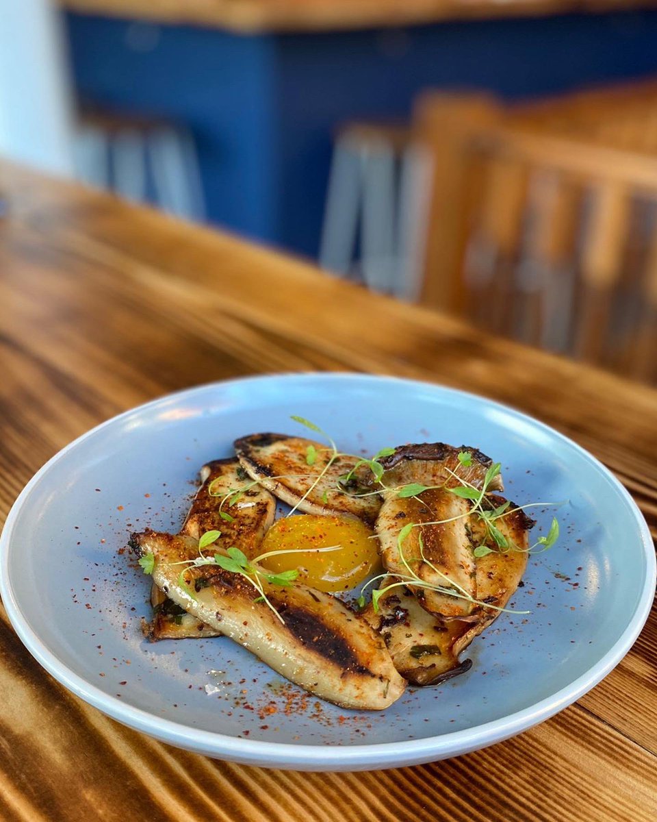 thetapasroom's tweet photo. Which dish will you have with your bottle of #CavaClub Cava in Peckham tonight?
🍽 Fried Jerusalem artichokes w salsa verde and honey.
🍽 Grilled Baby Squid w garlic, lemon & paprika salt
🍽 King Oyster Mushroom w Cured Egg Yolk
🍽 Braised Venison, Cauliflower Purée and Chestnuts https://t.co/fnyIZBSbvq