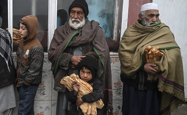 ndtvfeed's tweet photo. Desperate Afghans Queue For Free Bread As Poverty Crisis Deepens https://t.co/JVaXqV7evP https://t.co/XTHR6hSkAe
