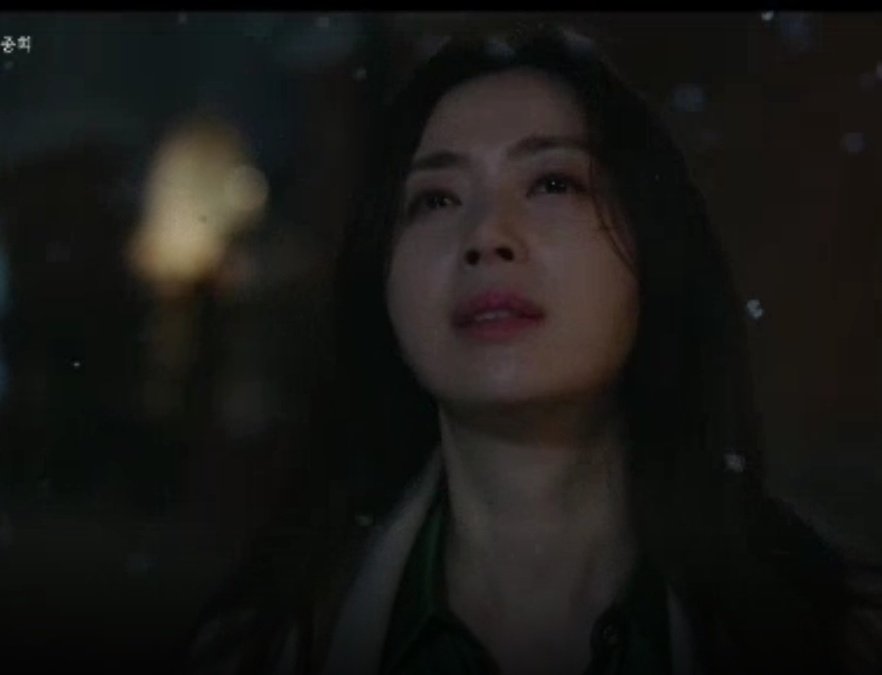 yoojinshii's tweet photo. #SongYoonAh nailed this scene even tho she's out on the cold BAREFOOTED
#ShowWindowTheQueensHouse
#ShowWindowep16
#ShowWindowFinale https://t.co/OFAZz4uRnf