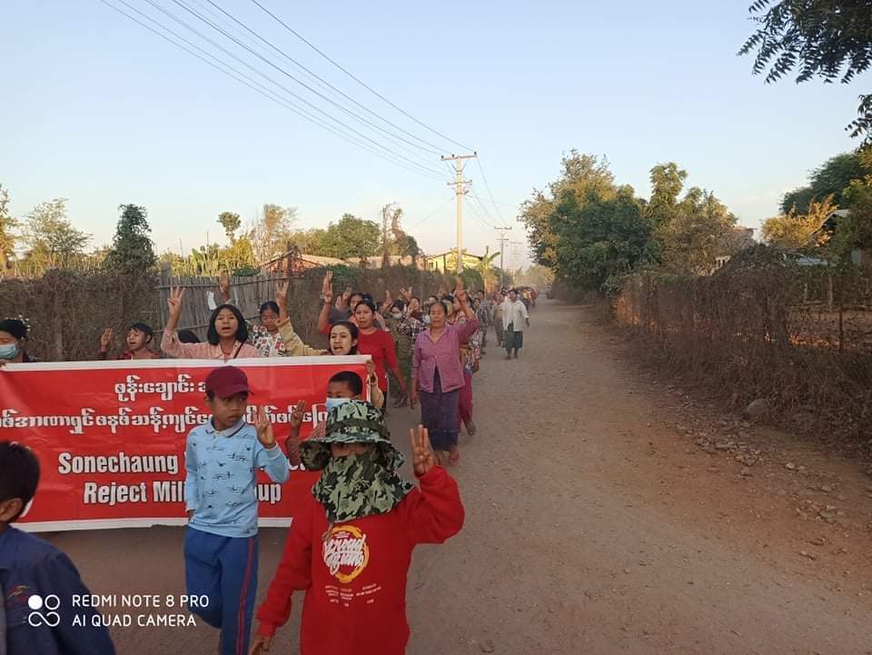 ZUNPYAEOO's tweet photo. Anti-coup revolutionary strike in Sagaing's Yinmabin, Sonechaung Vlg as usual. 🪧  #2022Jan18Coup #SanctionMOGE #WhatsHappeningInMyanmar https://t.co/jOFKP72tX5