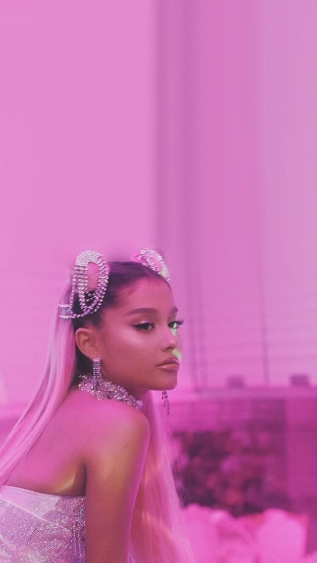 effortlesslyxag's tweet image. happy birthday to 7 rings !! :)