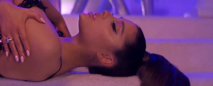 effortlesslyxag's tweet image. happy birthday to 7 rings !! :)