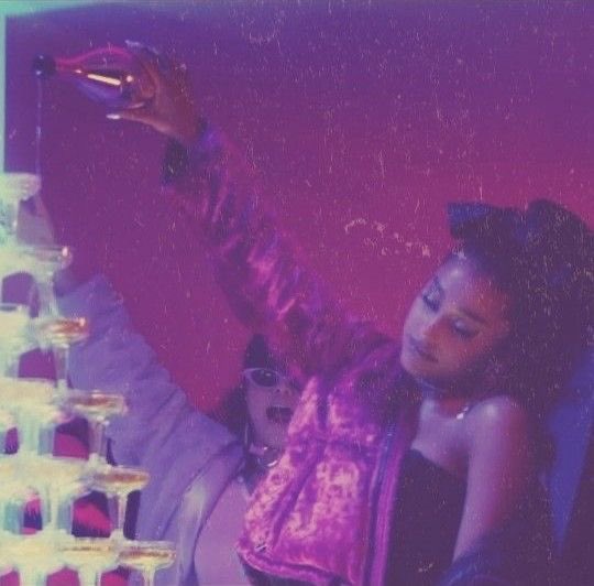 effortlesslyxag's tweet image. happy birthday to 7 rings !! :)