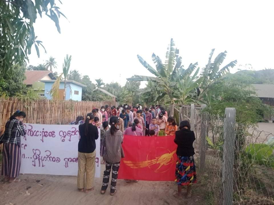 ZUNPYAEOO's tweet photo. Anti-coup revolutionary strike in Sagaing's Yinmabin, Yekyibin Vlg as usual. 🪧  #2022Jan18Coup #SanctionMOGE #WhatsHappeningInMyanmar https://t.co/mE4YLjFi8h
