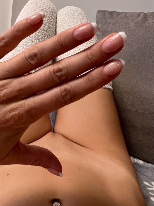 Habe mir heute die N&auml;gel machen lassen, na wie gefallen sie euch? I had my nails done today, how do you<a href="/tag/camangel"class="tags"><span>#camangel</span></a><a href="/tag/onlyfans"class="tags"><span>#onlyfans</span></a><a href="/tag/onlyfansgirl"class="tags"><span>#onlyfansgirl</span></a><a href="/tag/maviepearl"class="tags"><span>#maviepearl</span></a>