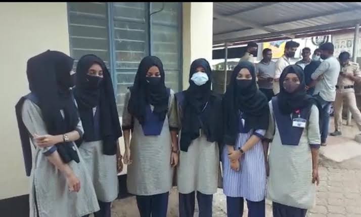 Hussainigirl3's tweet photo. Hijab is basic human Right of Muslim women,No Laws can shake off our hijab.
#HijabisOurRight https://t.co/XB11Mlk4MS