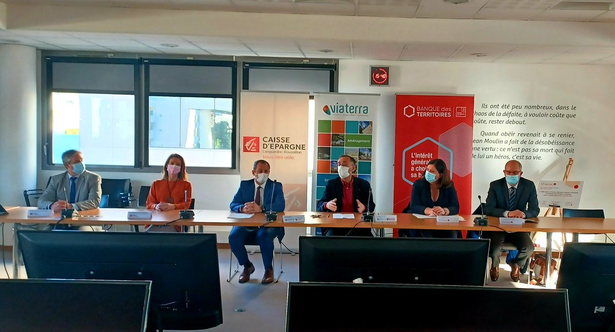 VilleDeBeziers's tweet photo. 🤩 Création d'une foncière commerciale ! 
La Banque des Territoires, la Caisse d'Epargne Languedoc-Roussillon et la SEM Viaterra en présence de @RobertMenardFR président de Viaterra s'associent pour soutenir la redynamisation des commerces du cœur de Ville #Béziers. https://t.co/TQQK0bneW5