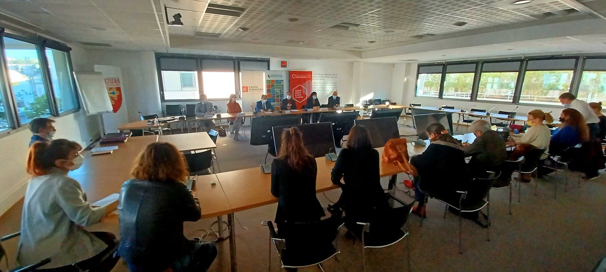 VilleDeBeziers's tweet photo. 🤩 Création d'une foncière commerciale ! 
La Banque des Territoires, la Caisse d'Epargne Languedoc-Roussillon et la SEM Viaterra en présence de @RobertMenardFR président de Viaterra s'associent pour soutenir la redynamisation des commerces du cœur de Ville #Béziers. https://t.co/TQQK0bneW5