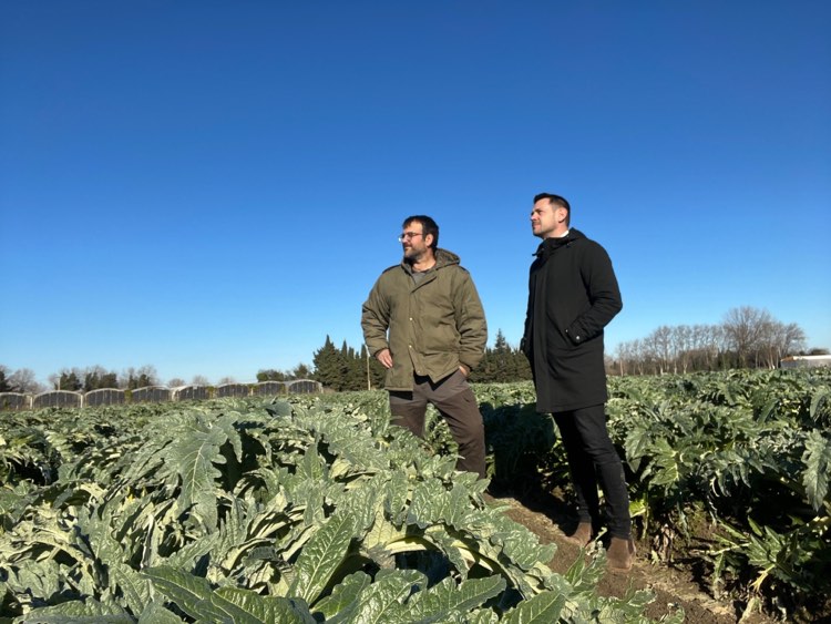 davidbret66's tweet photo. Avec Marc Parent, agriculteur en #Salanque, engagé pour la qualité de produits et la défense du terroir. Nous avons pu aborder les difficultés des agriculteurs: recrutements pérennes, concurrence déloyale de certains pays.
#Pecresse2022 @avecValerie @vpecresse @lesRepublicains https://t.co/qT4k6onqjJ