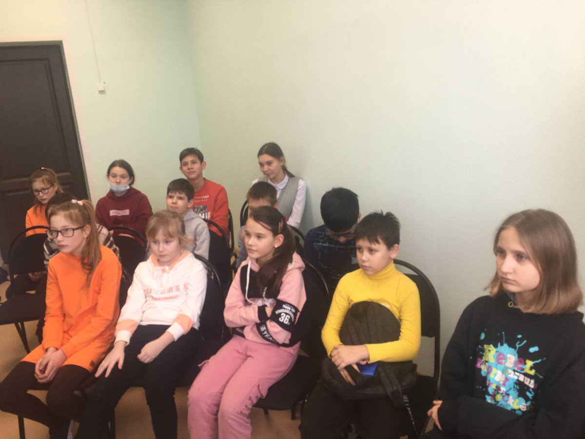 День рождения – всегда праздник, а день рождения области – важный праздник.
В преддверии этого события 18 января в нашей школе состоялся классный час Эстрадного отделения и отделения «Музыкальный фольклор». Провела мероприятие преподаватель Ирина Александровна Ким.