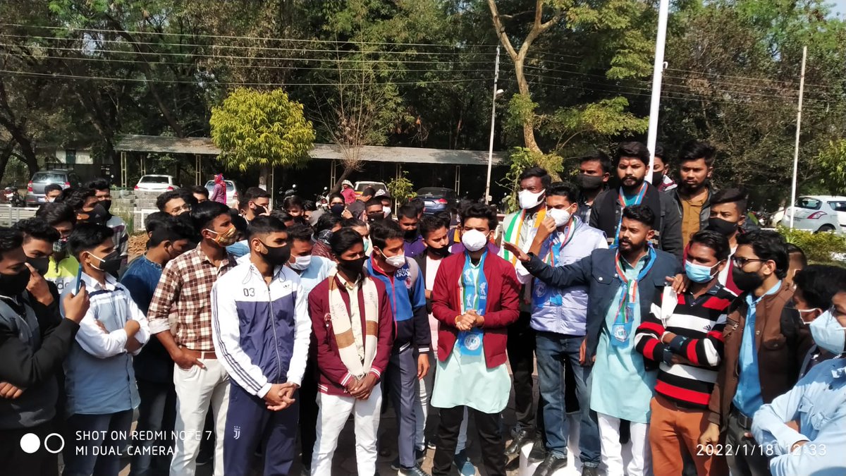 NSUIMP's tweet photo. आज भोपाल में NSUI द्वारा  में BU विश्वविद्यालय में ऑफलाइन प्रणाली से परीक्षा के विरोध में प्रदर्शन कर कुलपति को ज्ञापन सौंपा गया एवं शिक्षा मंत्री @DrMohanYadav51 जी की सद्बुद्दी के लिए रामधुन की गयी।
 #MPStudentsDemandOnlineExams https://t.co/yXYFkJzizX