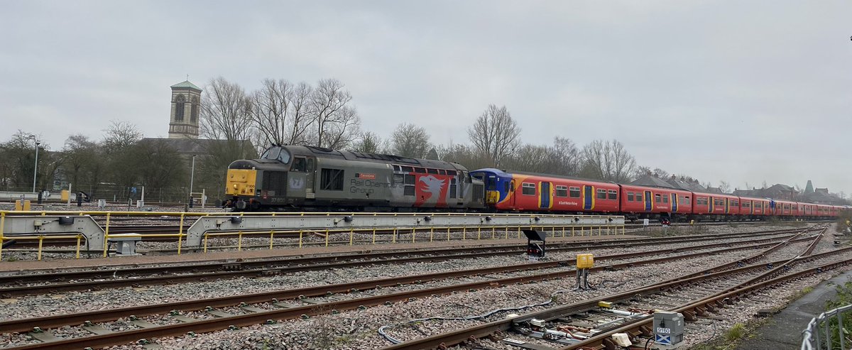 loypass_SCCar's tweet image. 🚄🚈 Two for the price of one! Tractor thrash and DC interlopers. @RailOpsGroup 37800 Cassiopeia takes a redundant #class455 / #class456 combo through alien territory at #Oxford this aft. The last 456 I’ll ever see on the go…? @SW_Help